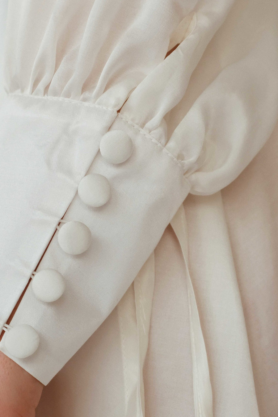 Kopertowa sukienka z jedwabiem w kolorze perłowej bieli 
