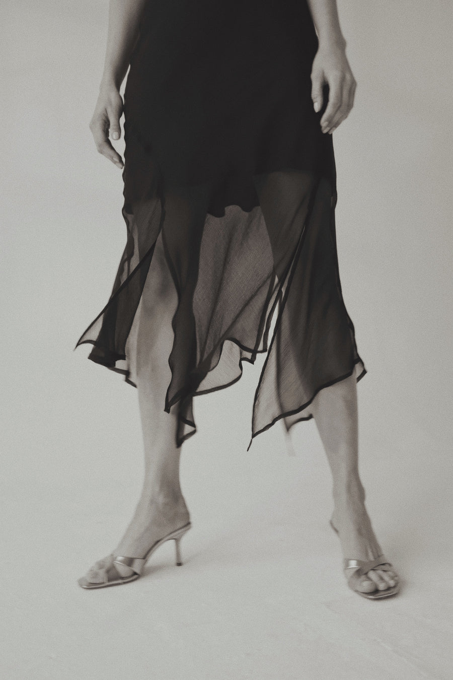 Jedwabna suknia z szyfonu krojona ze skosu w czerni