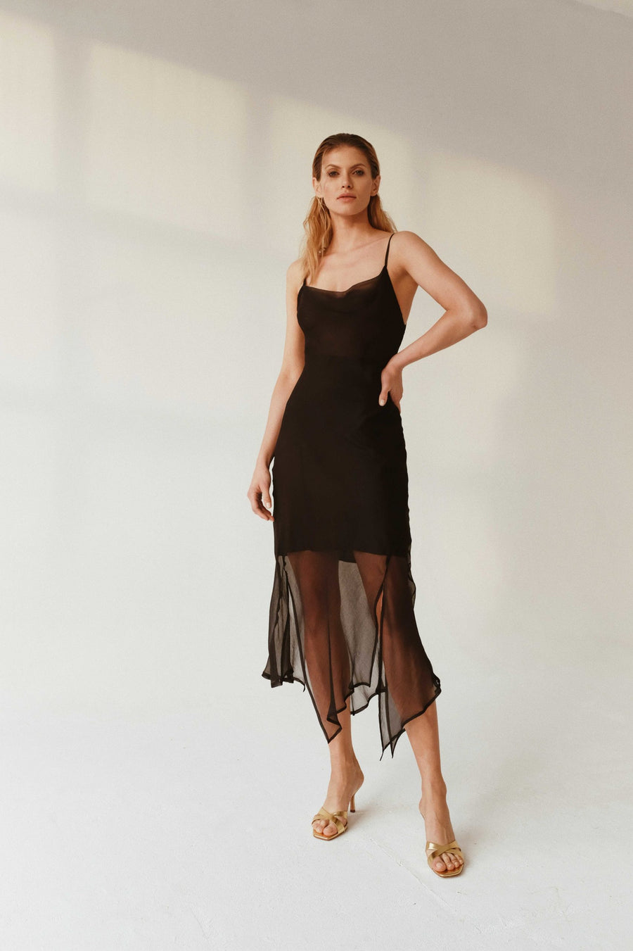 Jedwabna suknia z szyfonu krojona ze skosu w czerni