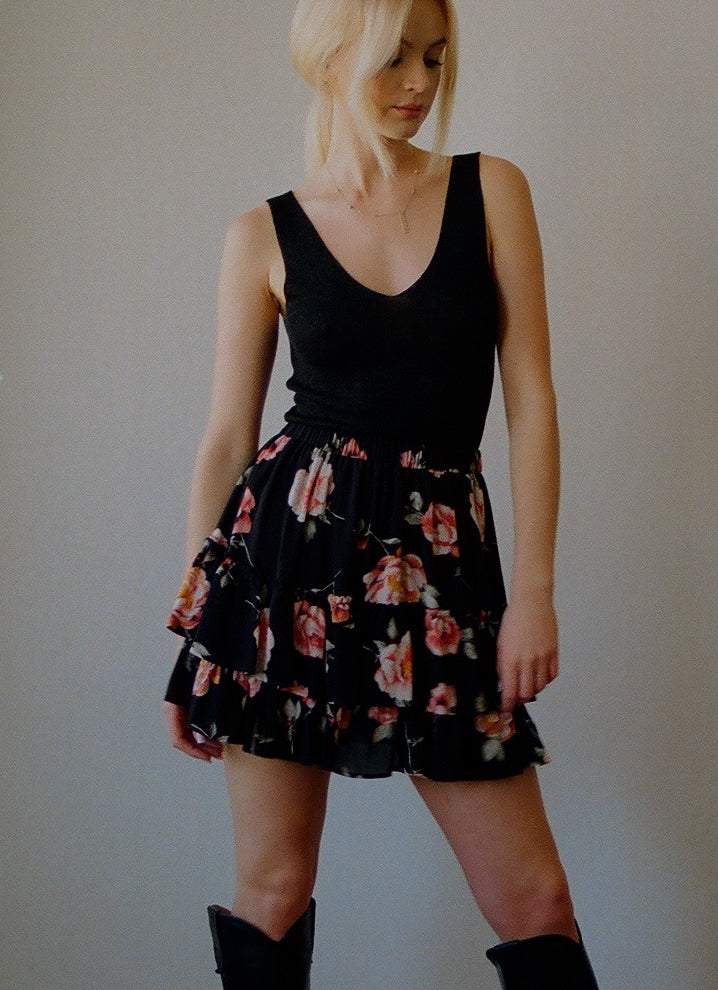 Tiered mini skirt in black floral print