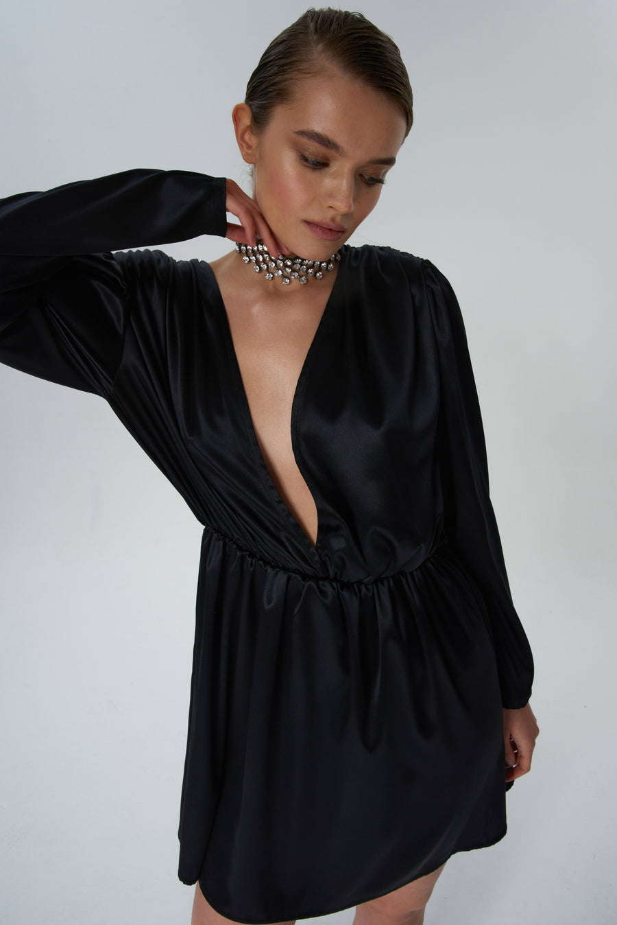 Jedwabna sukienka z długim rękawem w kolorze czerni 