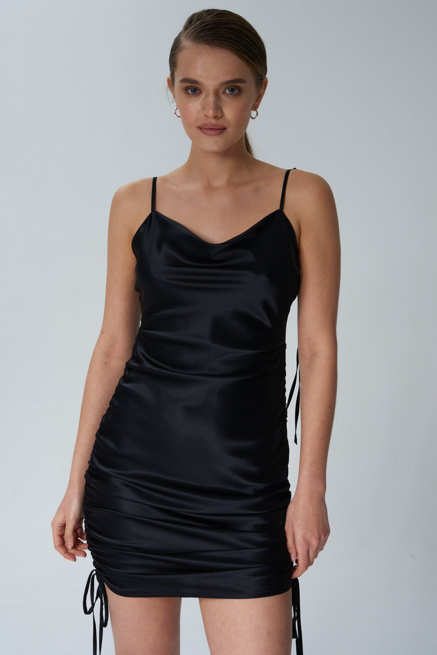 Sukienka z jedwabnej satyny regulowana po boku w kolorze czerni 