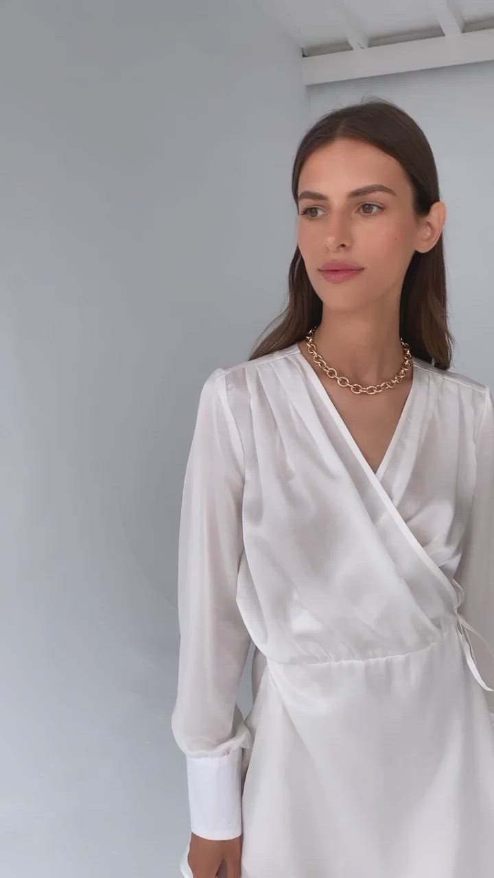 Kopertowa sukienka z jedwabiem w kolorze perłowej bieli 